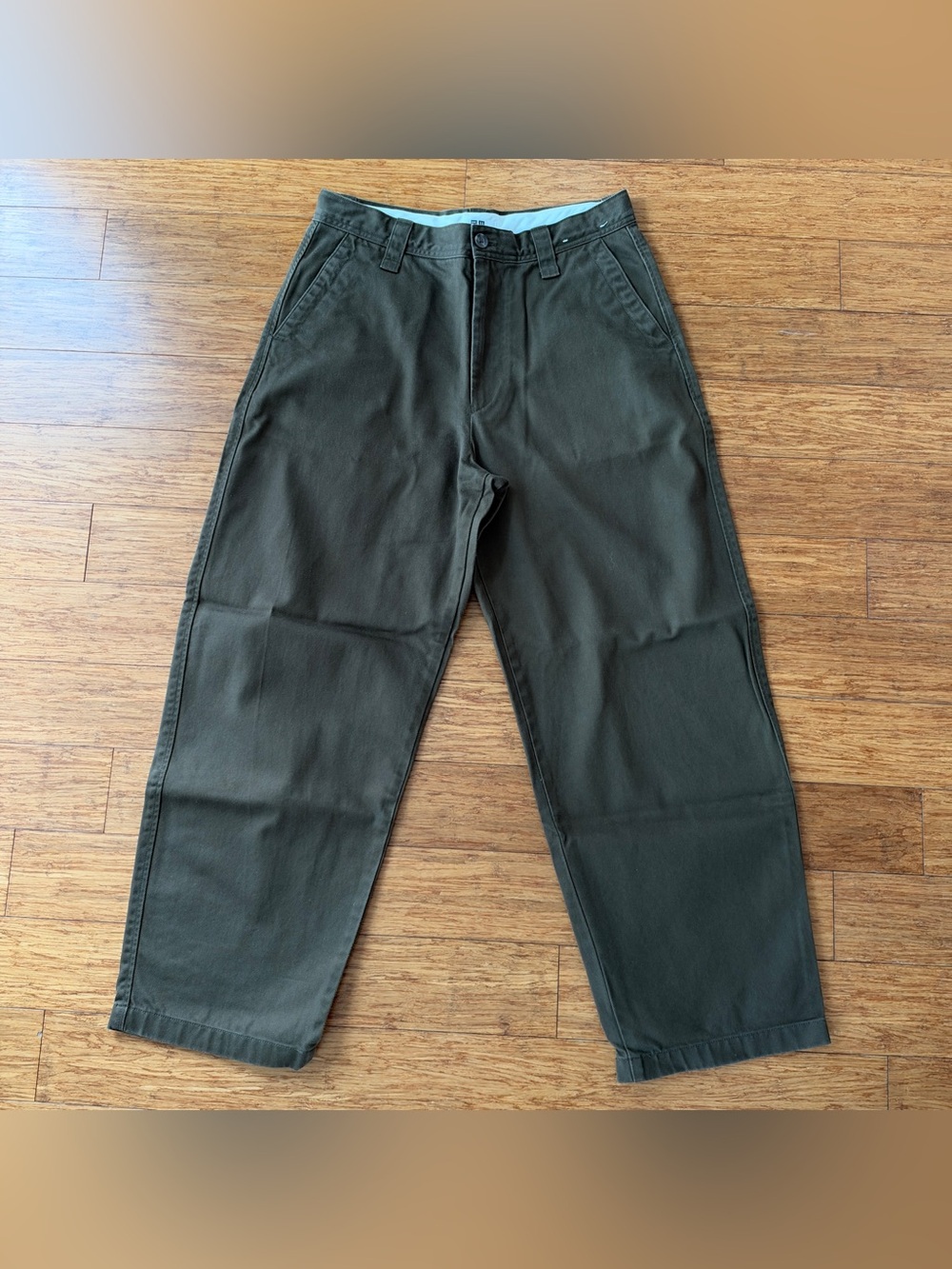 Uniqlo Mens Wide Fit Chino Pants Tapered Cotton Twill Dark Olive Green 31 (79cm)